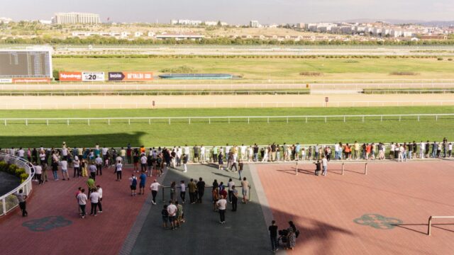 Liverpool-legender rykker ind på The Curragh under Irish Oaks: rødt hav og eget galopløb