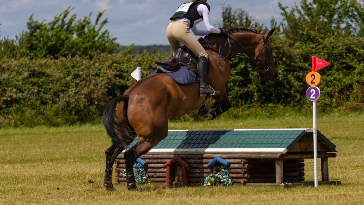 Burghley: Nadja Minder fører feltet ud på terrænbanen lørdag